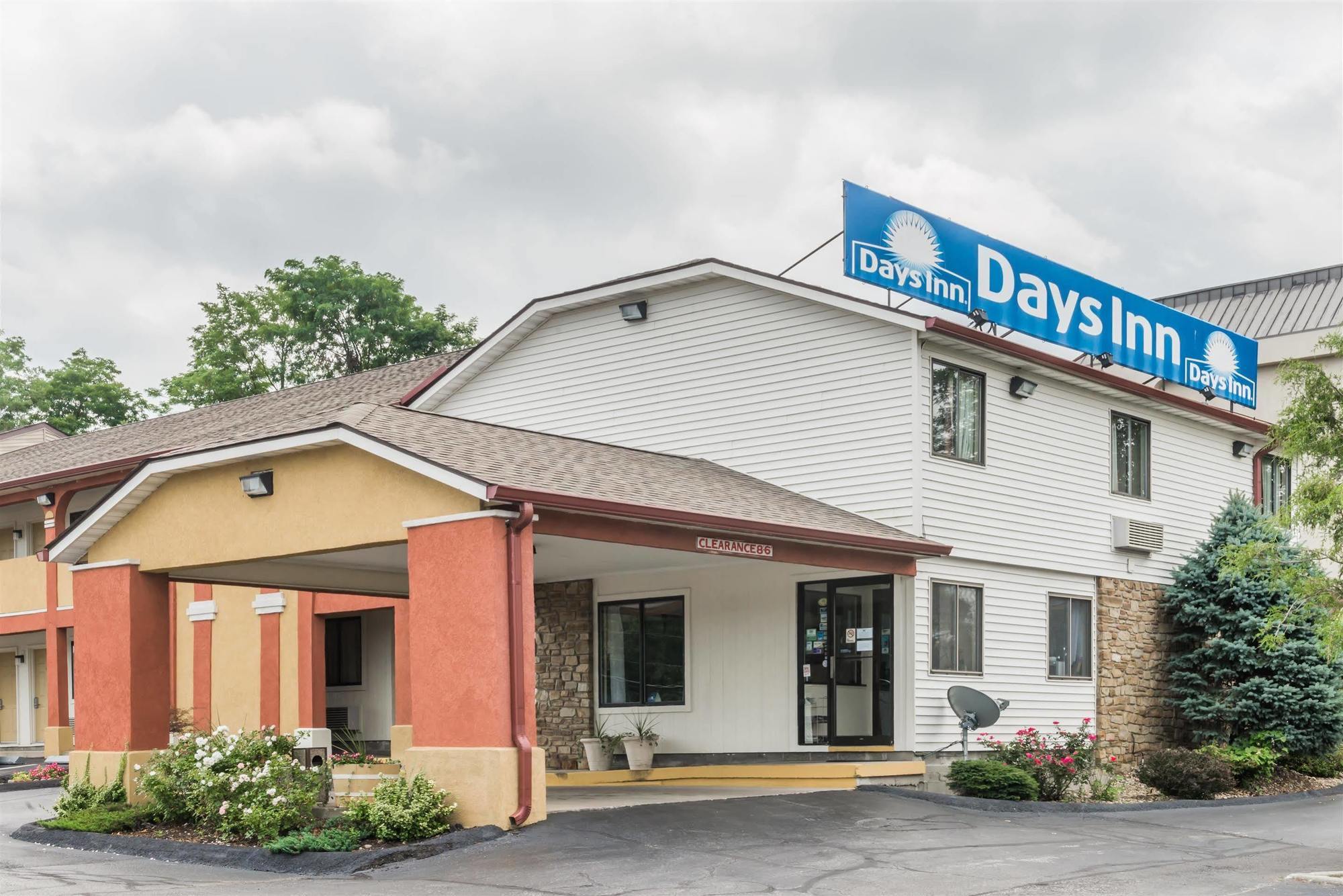 Days Inn By Wyndham Блумингтън Екстериор снимка